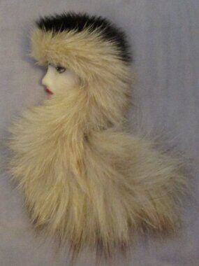 Beautiful Art deco Old Vintage sideways lady brooch pin with rabbit fur